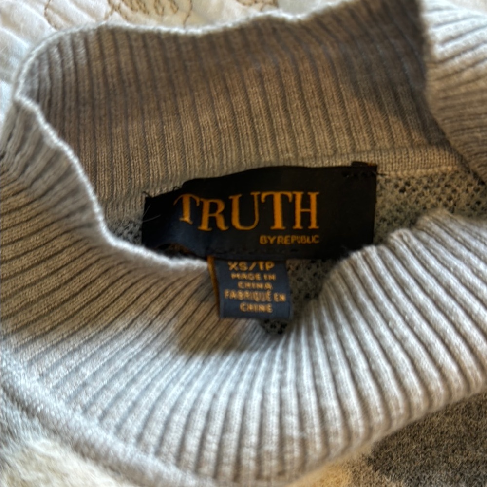 Truth Gray and Black Crew Neck Sweater with Artistic Floral Design XS - Picture 5 of 6